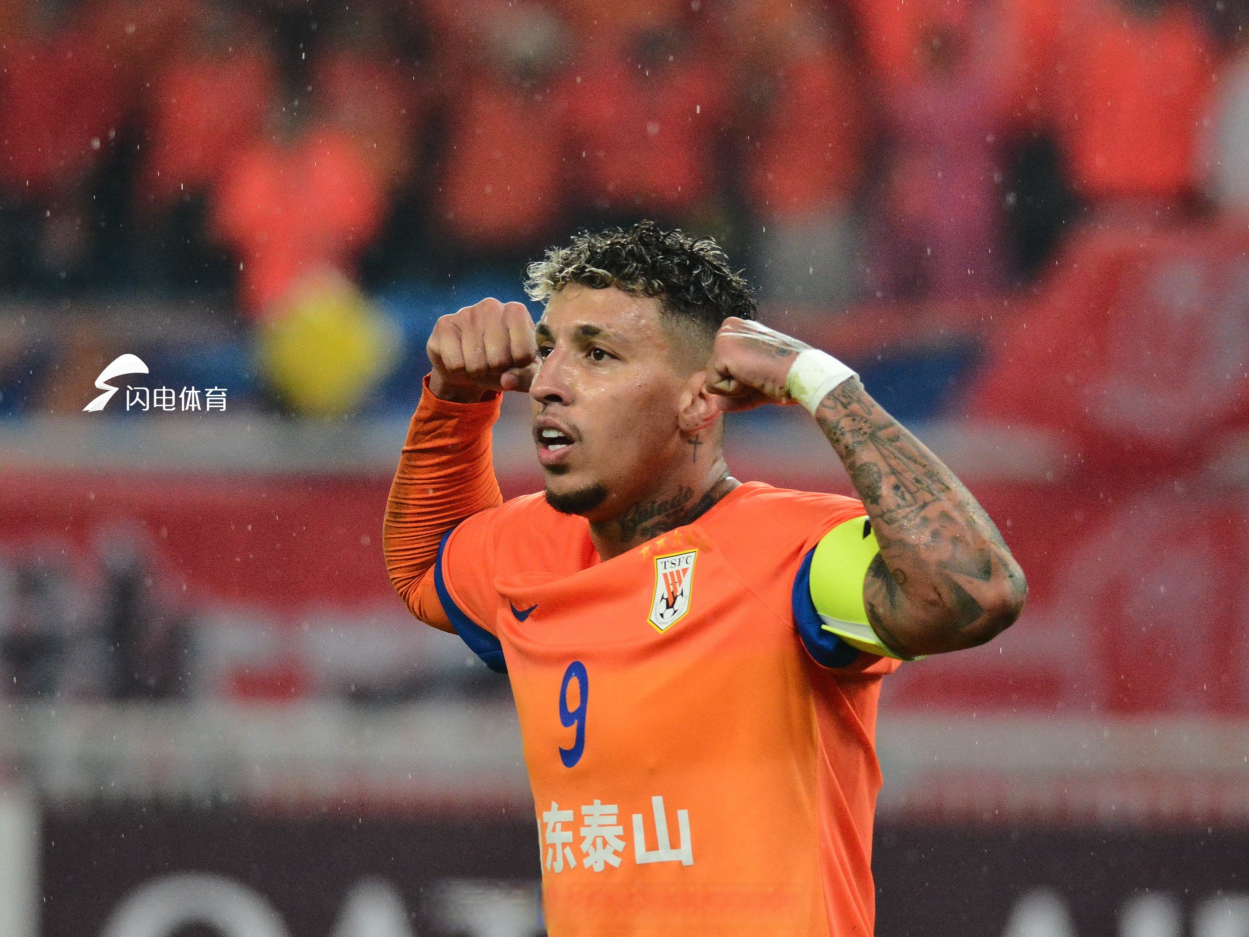 爱游戏APP-包含山东泰山训练开放日，窗口期外线爆发引欢呼，中超在即，年轻球员得到机会的词条